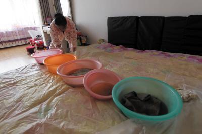 玉山楼上漏水，住户失联，小区没物管，业主维权难！律师来支招……